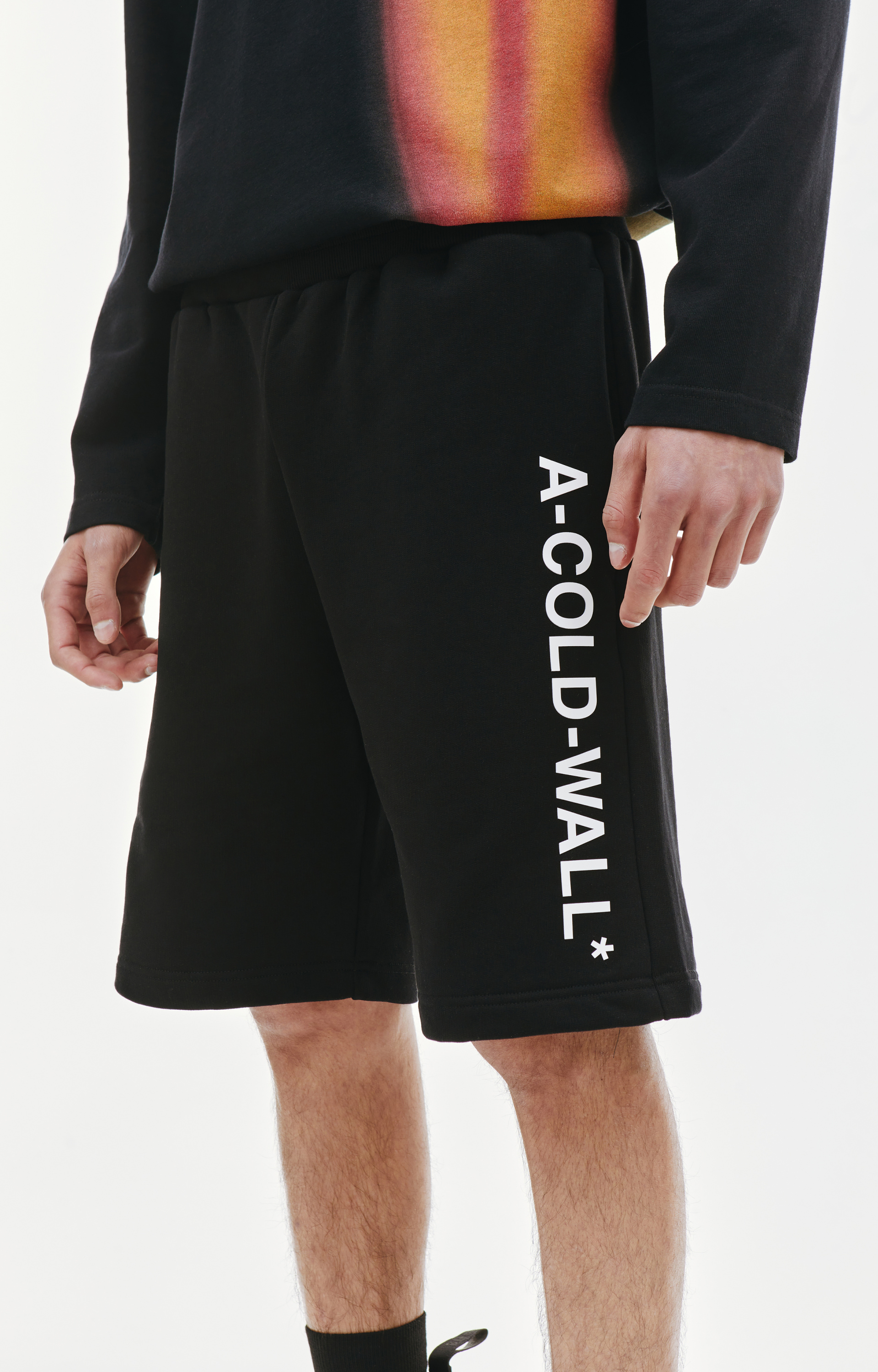 A-COLD-WALL* Шорты с контрастным логотипом