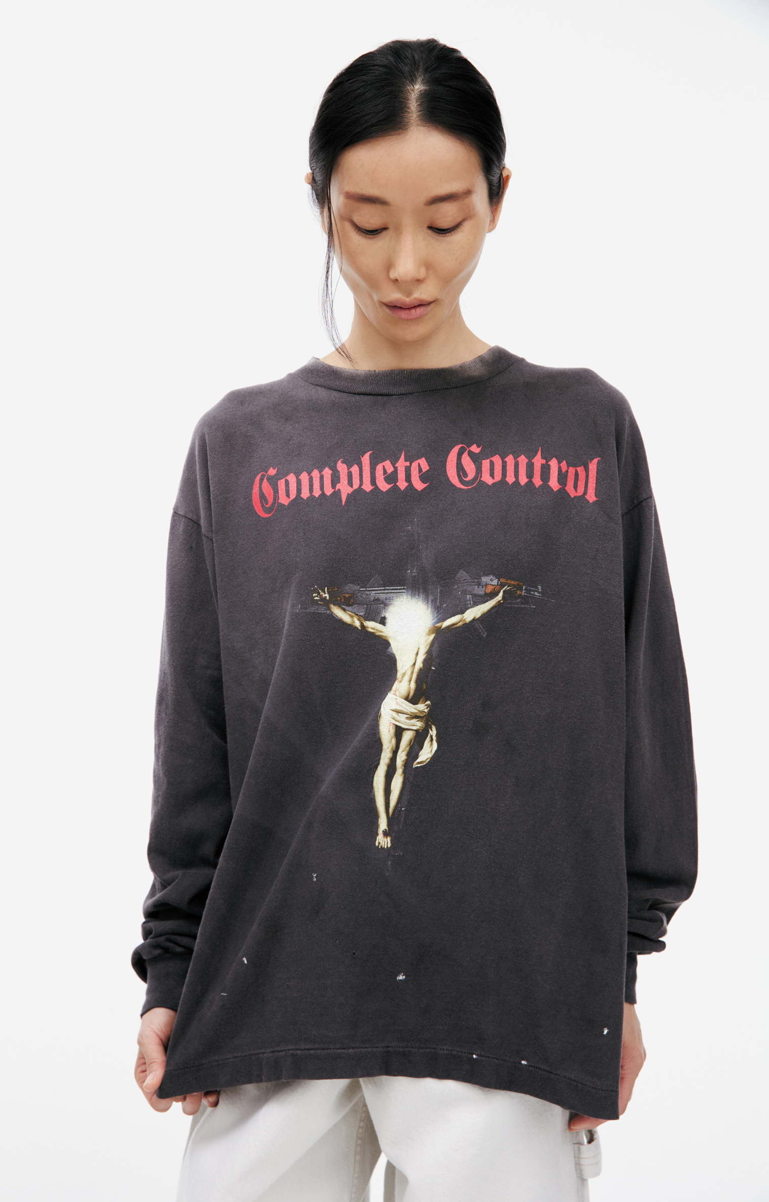 Saint Mxxxxxx Свитер-SM-HR8-0000-C26 Красная готическая надпись Complete control. Распятье из автоматов, Серая