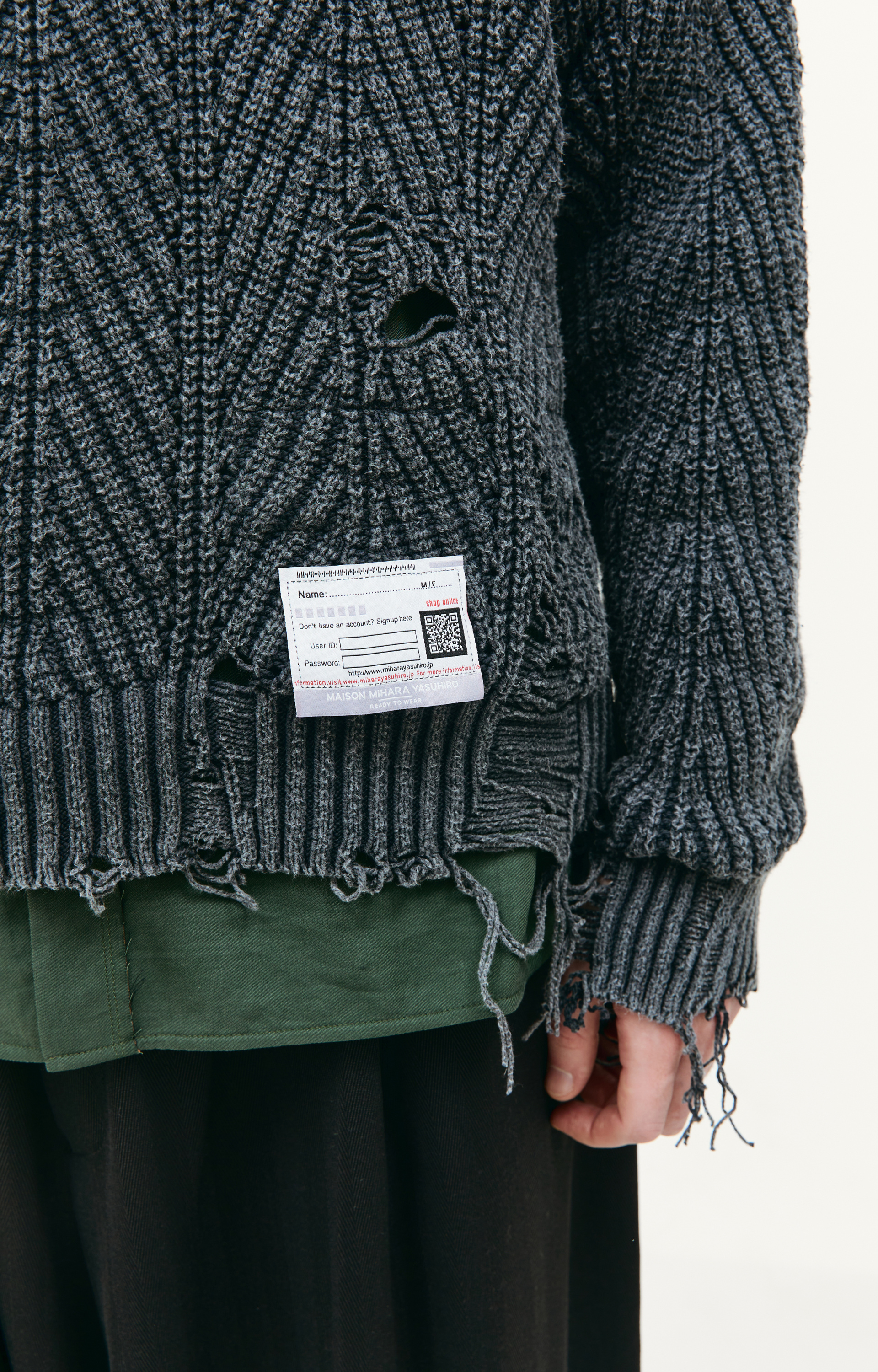 Maison Mihara Yasuhiro Рваный свитер с V-вырезом