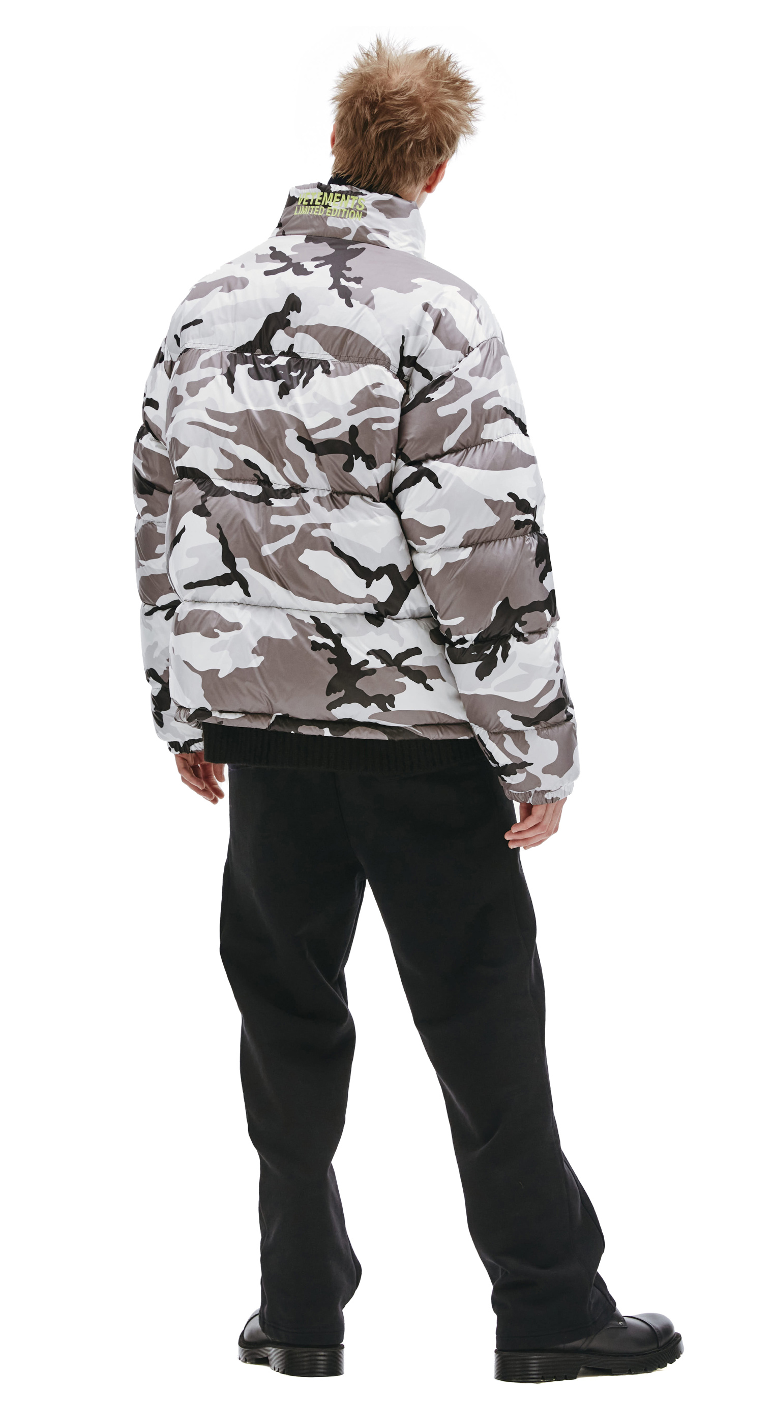 VETEMENTS Камуфляжный пуховик с вышивкой