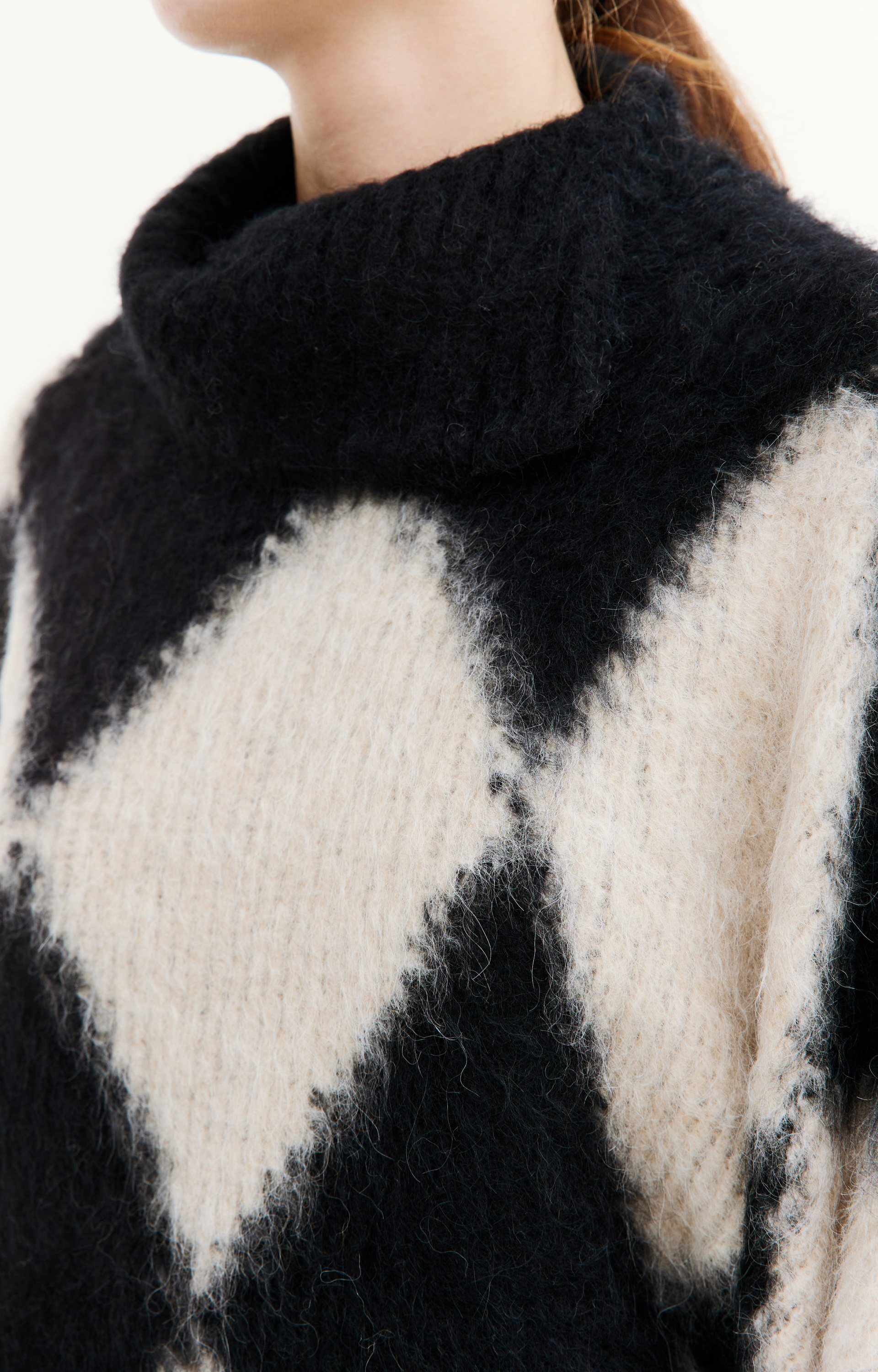 QUIRA Оверсайз свитер с высоким воротником