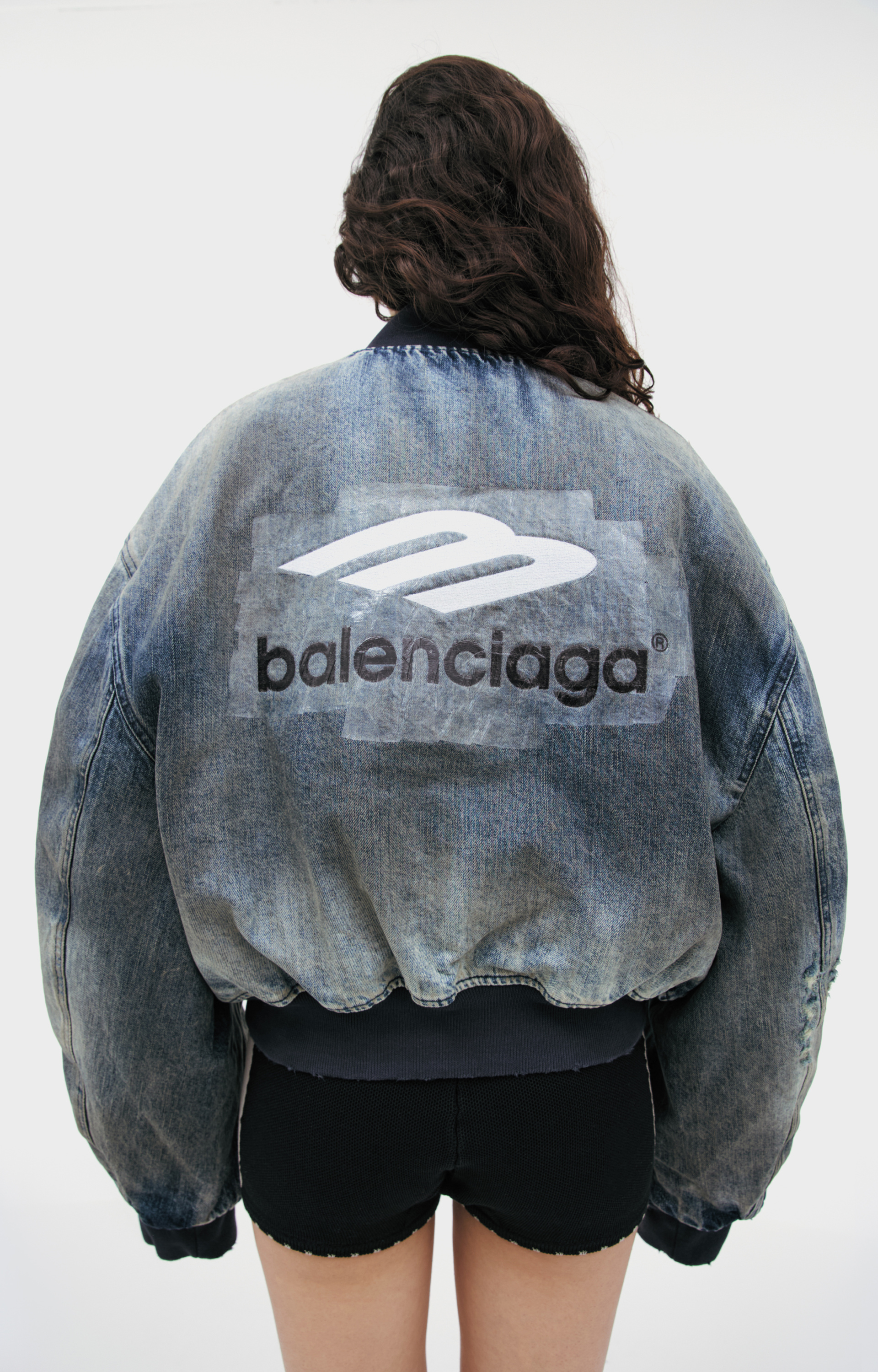 Balenciaga Джинсовый бомбер с эффектом загрязнения