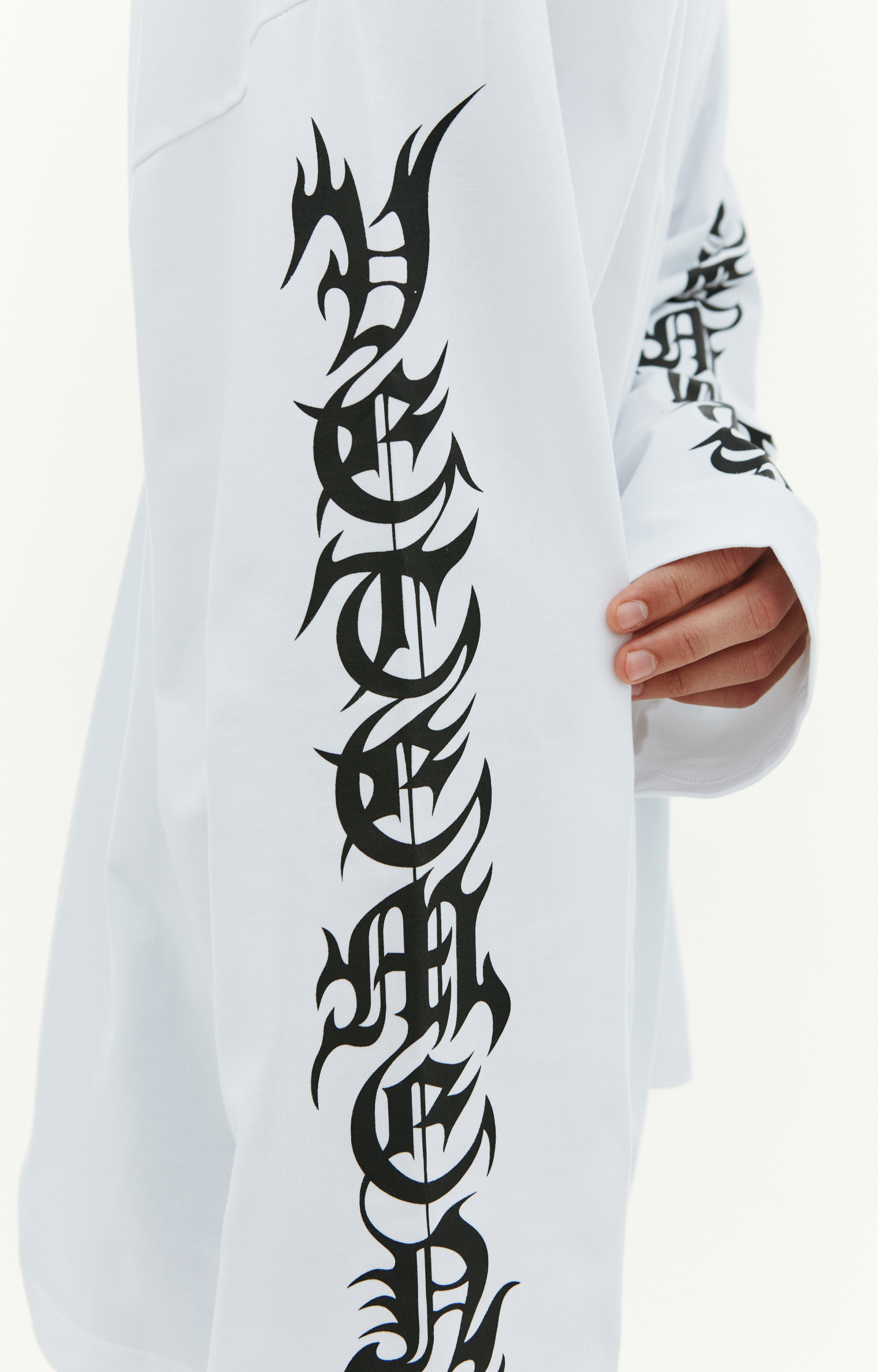 VETEMENTS Лонгслив с готическим принтом