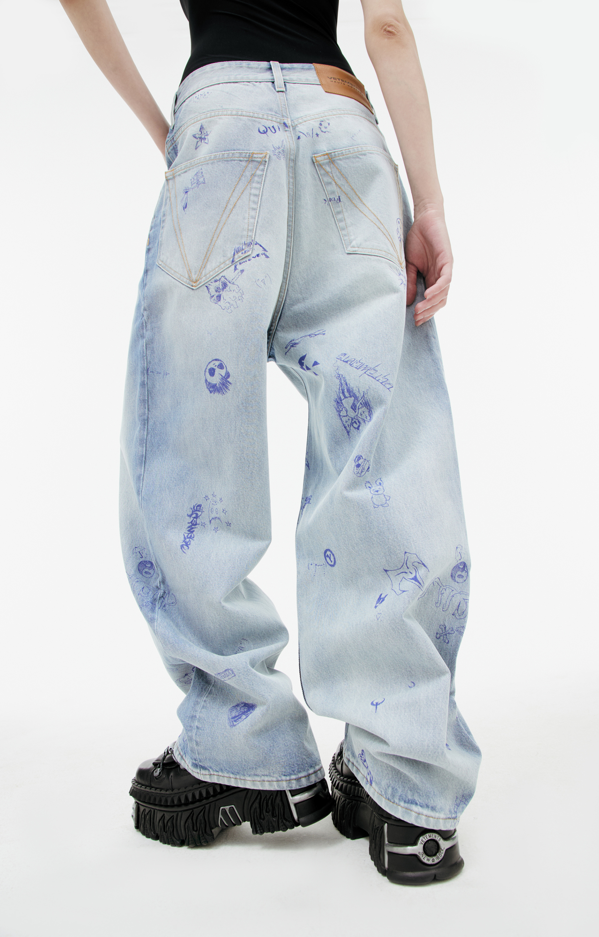 VETEMENTS Джинсы с принтами-рисунками