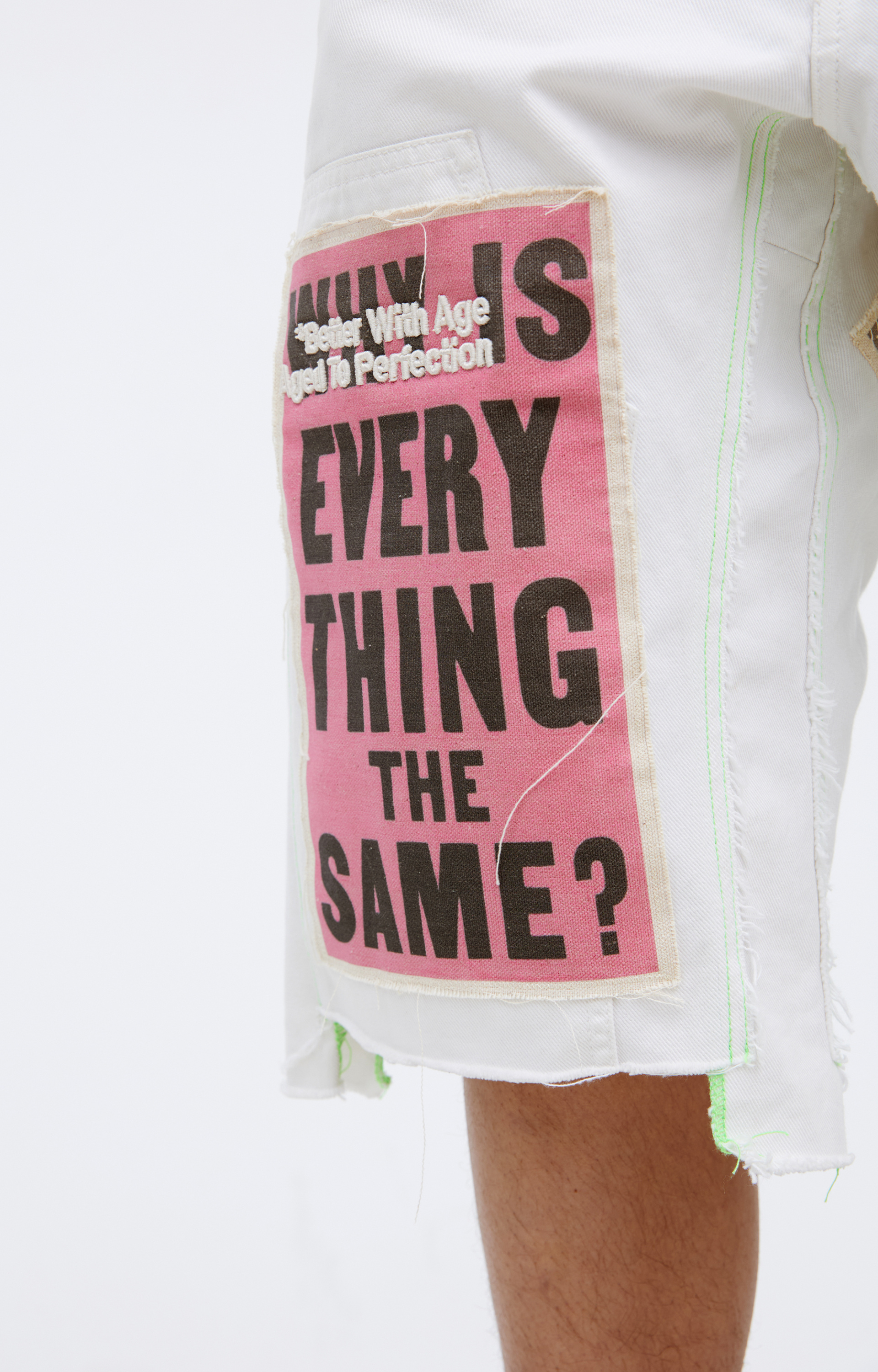 BETTER WITH AGE Белые шорты с патчами