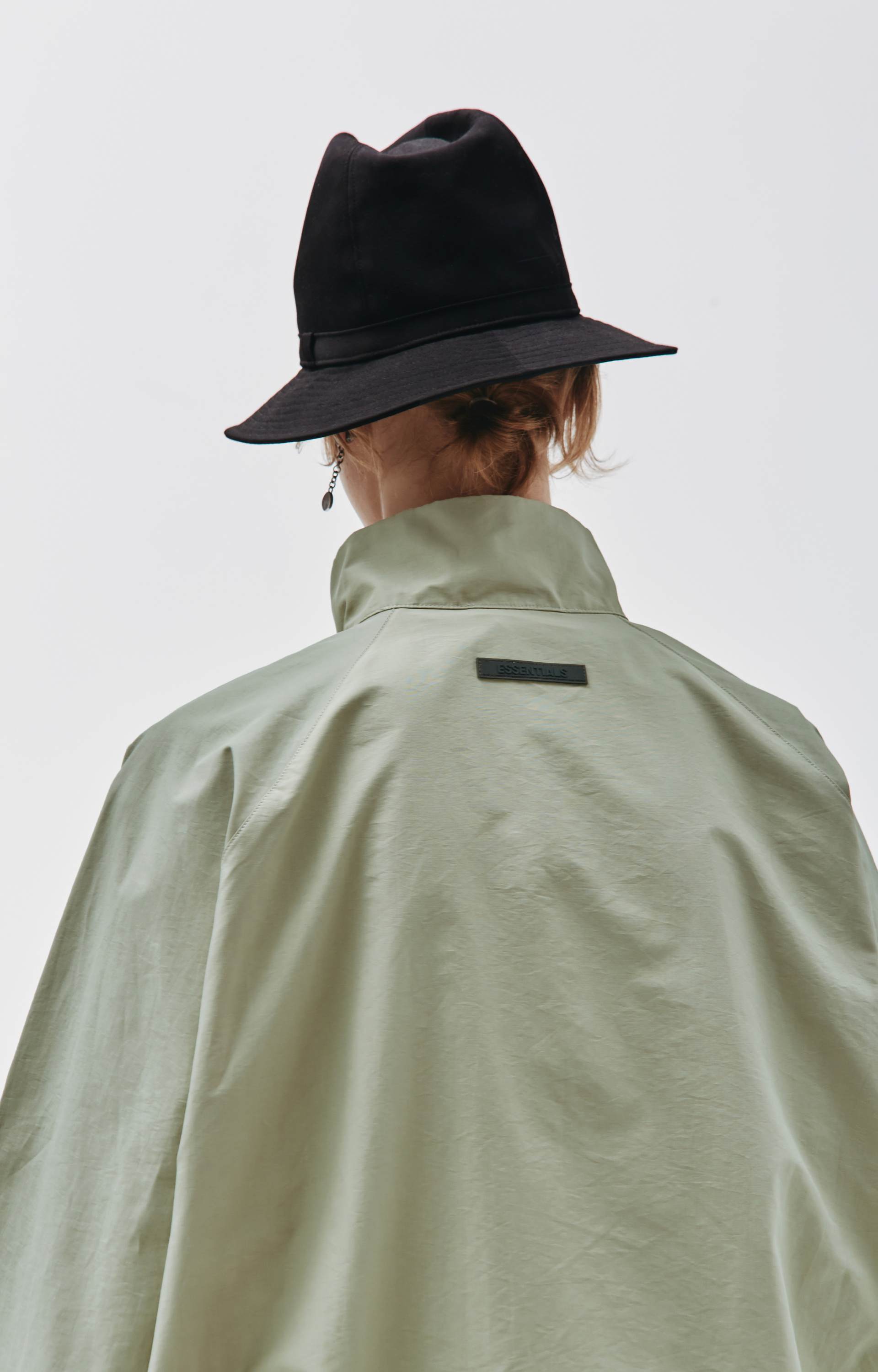 Fear of God Essentials Зеленый анорак на молнии с логотипом