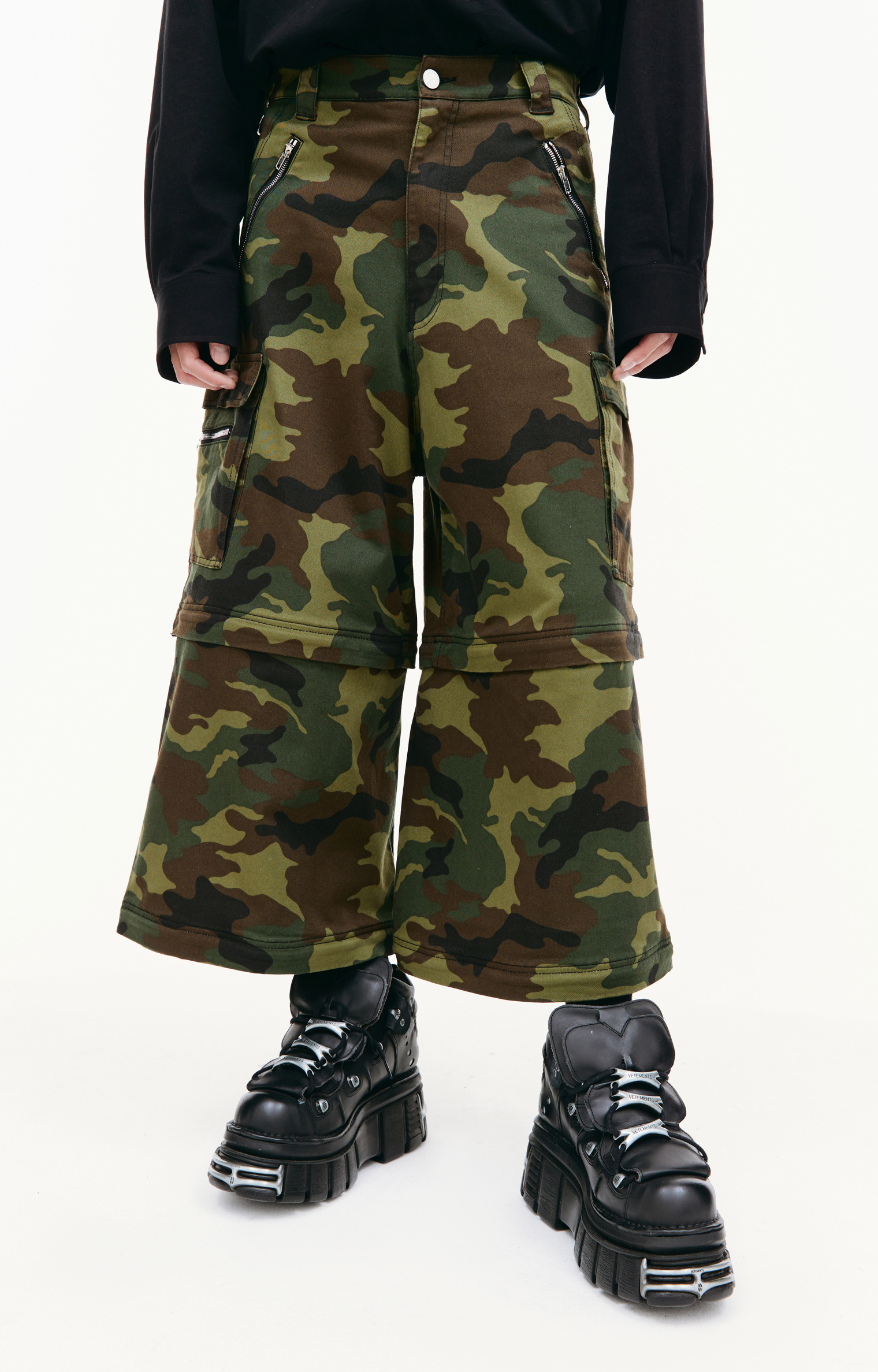 VETEMENTS Камуфляжные брюки-трансформеры с карманами