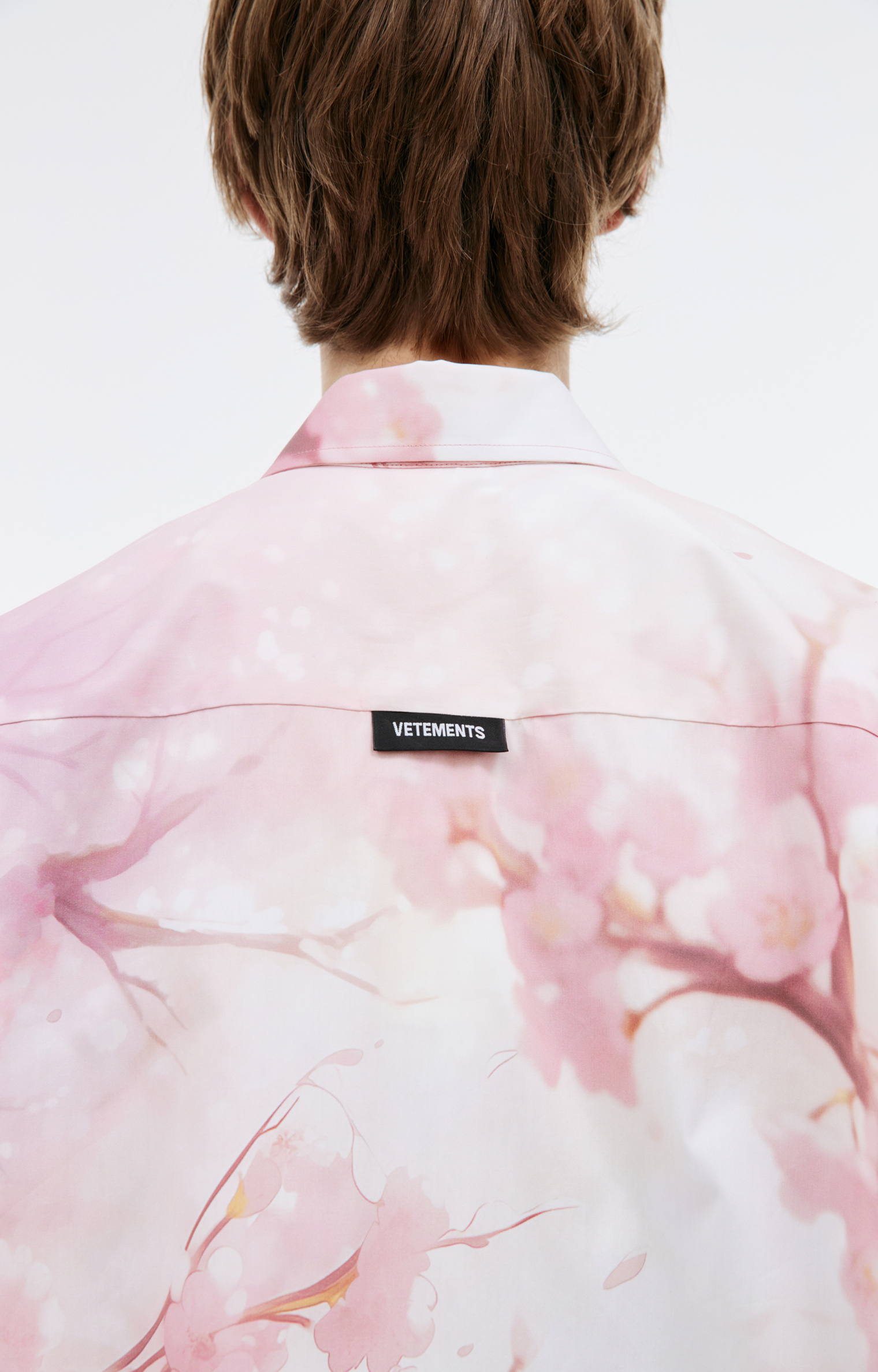 VETEMENTS Рубашка-UA65SH250P кор рукав, принт аниме девочки, розовая