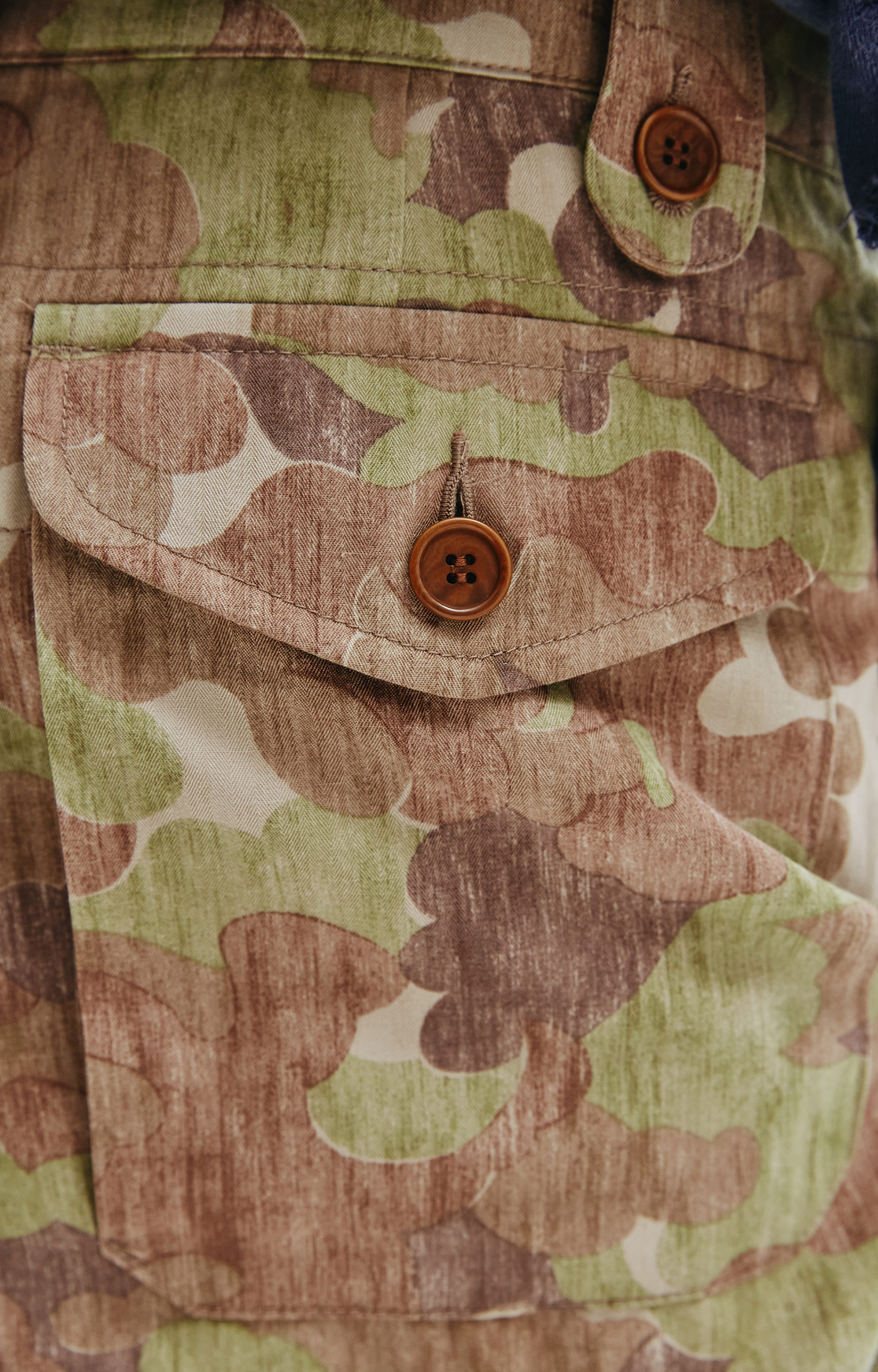 visvim Камуфляжные брюки Coronel с накладными карманами