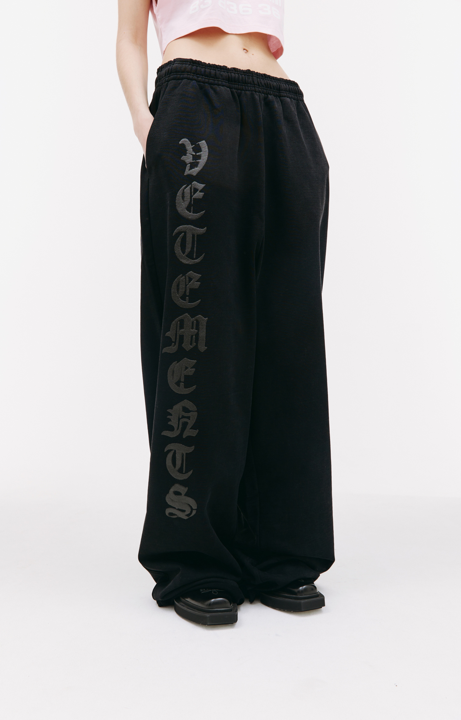 VETEMENTS Широкие брюки с принтом Анархия