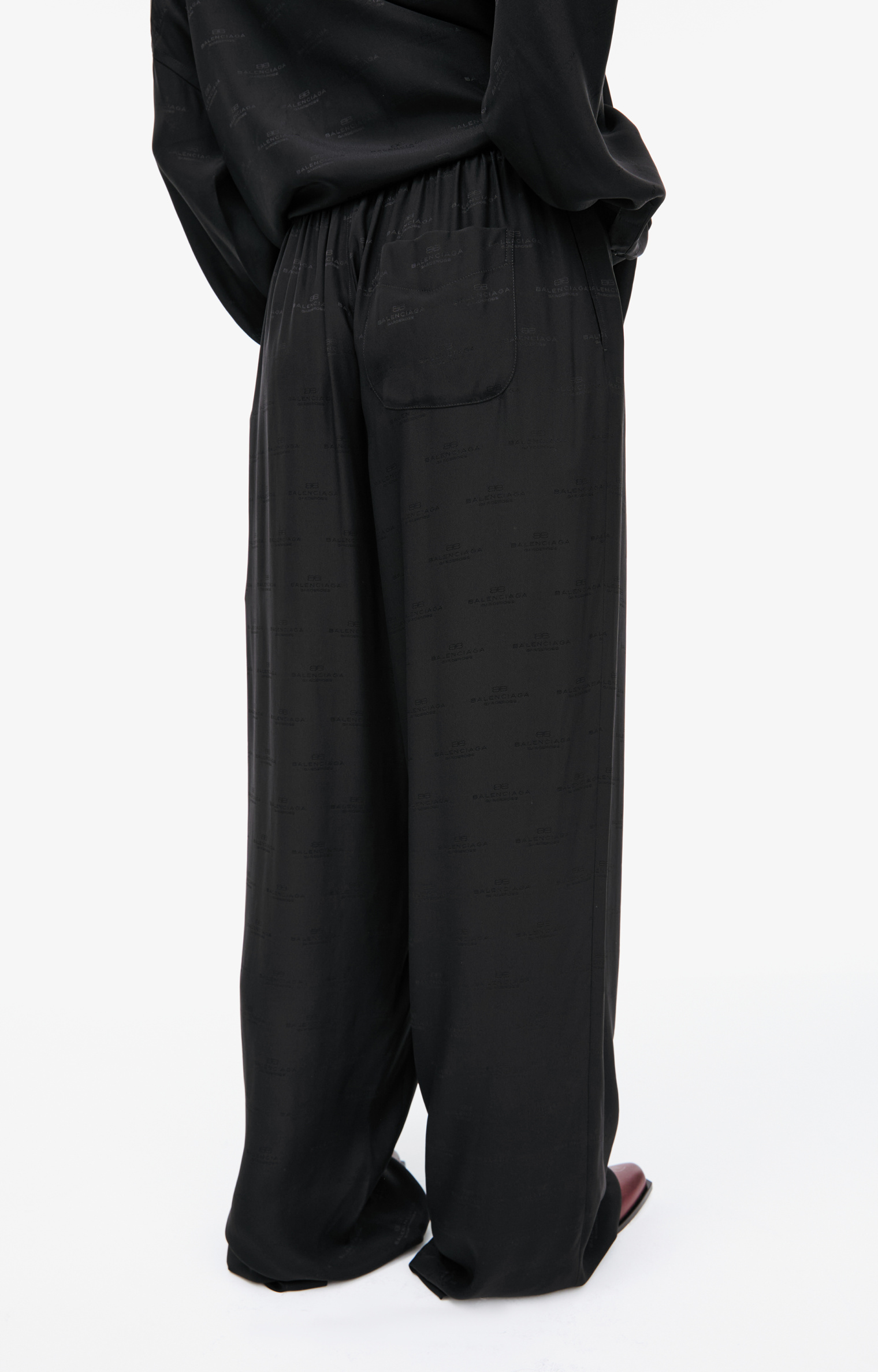 Balenciaga Брюки-814016/TRN07/1000 на резинке, прямые, все в мелких лого, черн