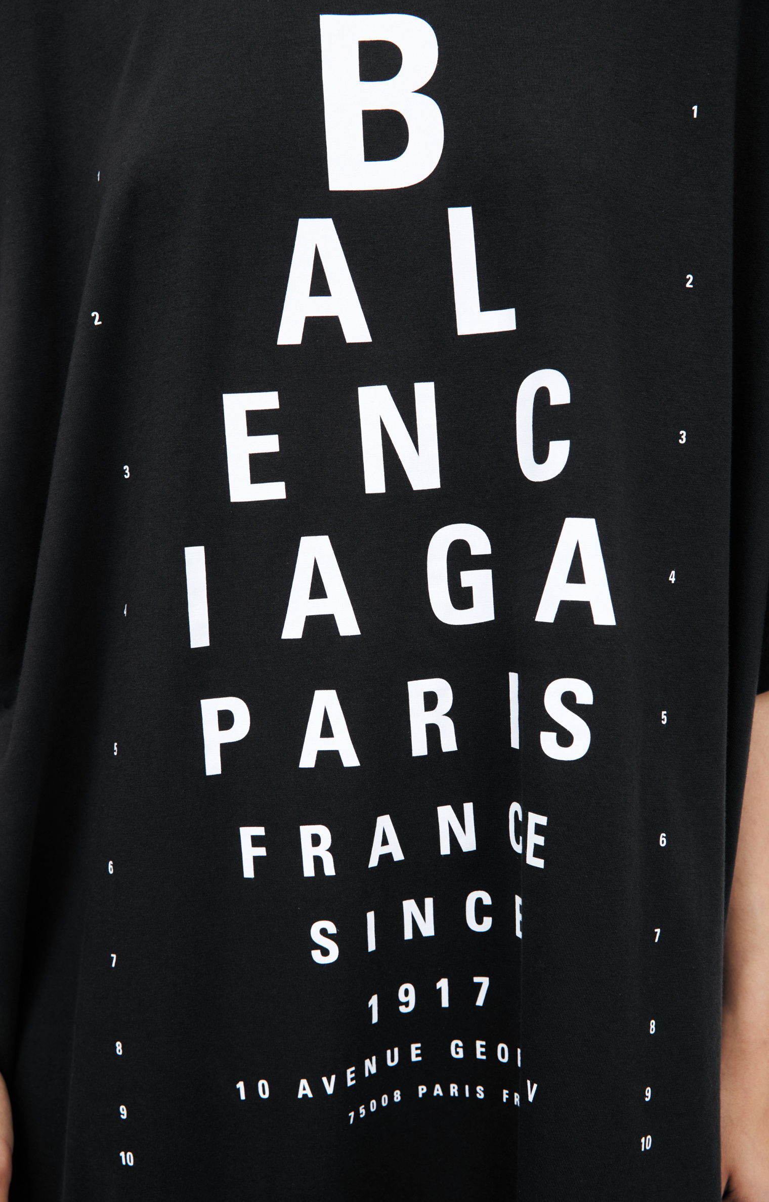 Balenciaga Футболка-811688/TRVU6/9034 принт лого в стиле таблицы Сивцева, черн