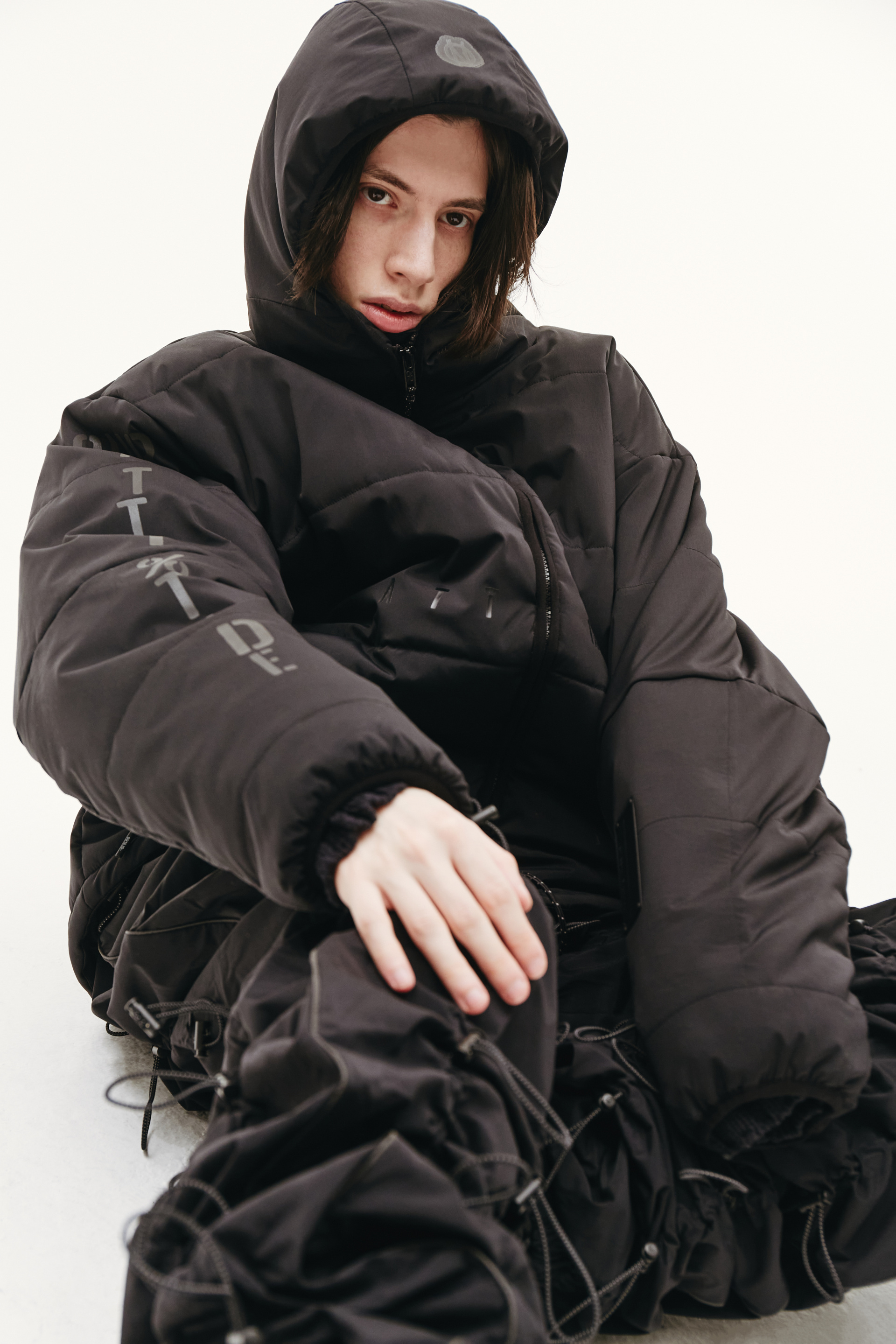 99% IS Черный пуховик с принтами ATT 1%