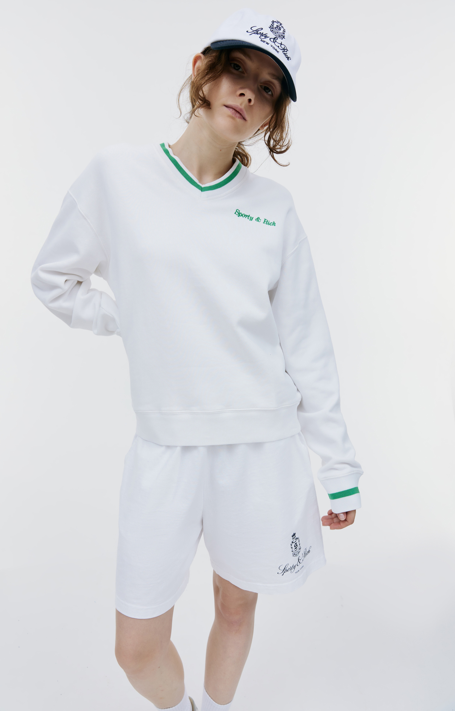SPORTY & RICH Свитшот Serif с V-вырезом