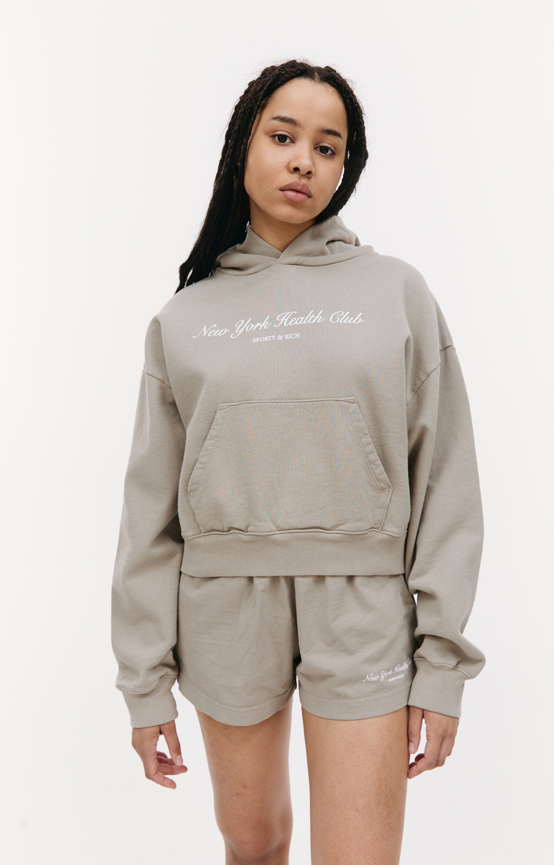 SPORTY & RICH Укороченное худи \'NY Health Club\'