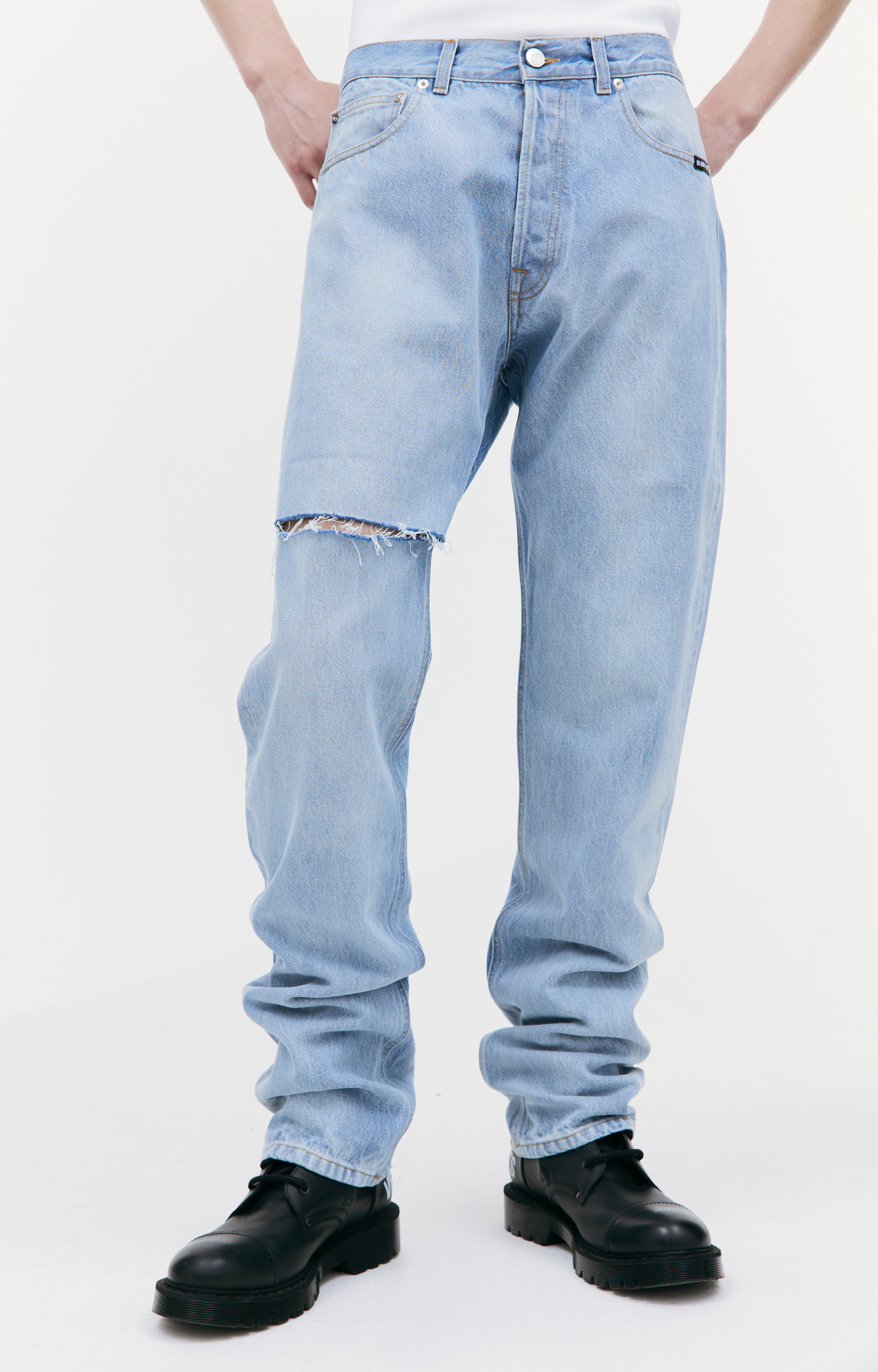 VTMNTS Голубые рваные джинсы