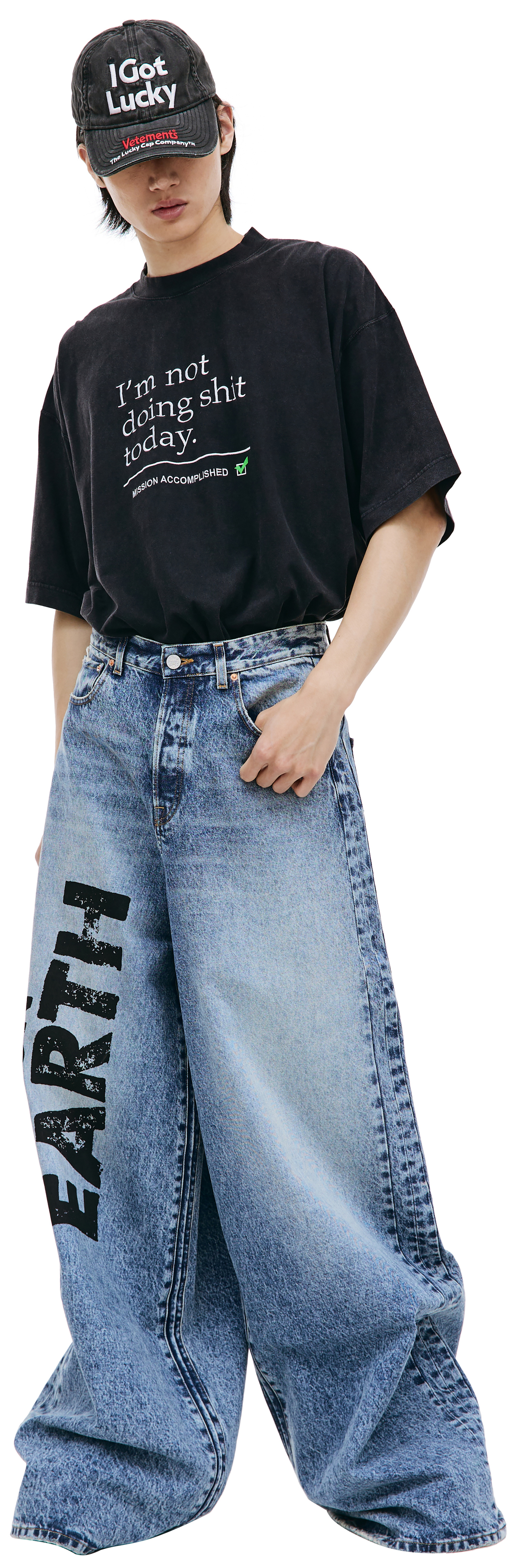VETEMENTS Широкие джинсы с принтом \'Made on earth\'