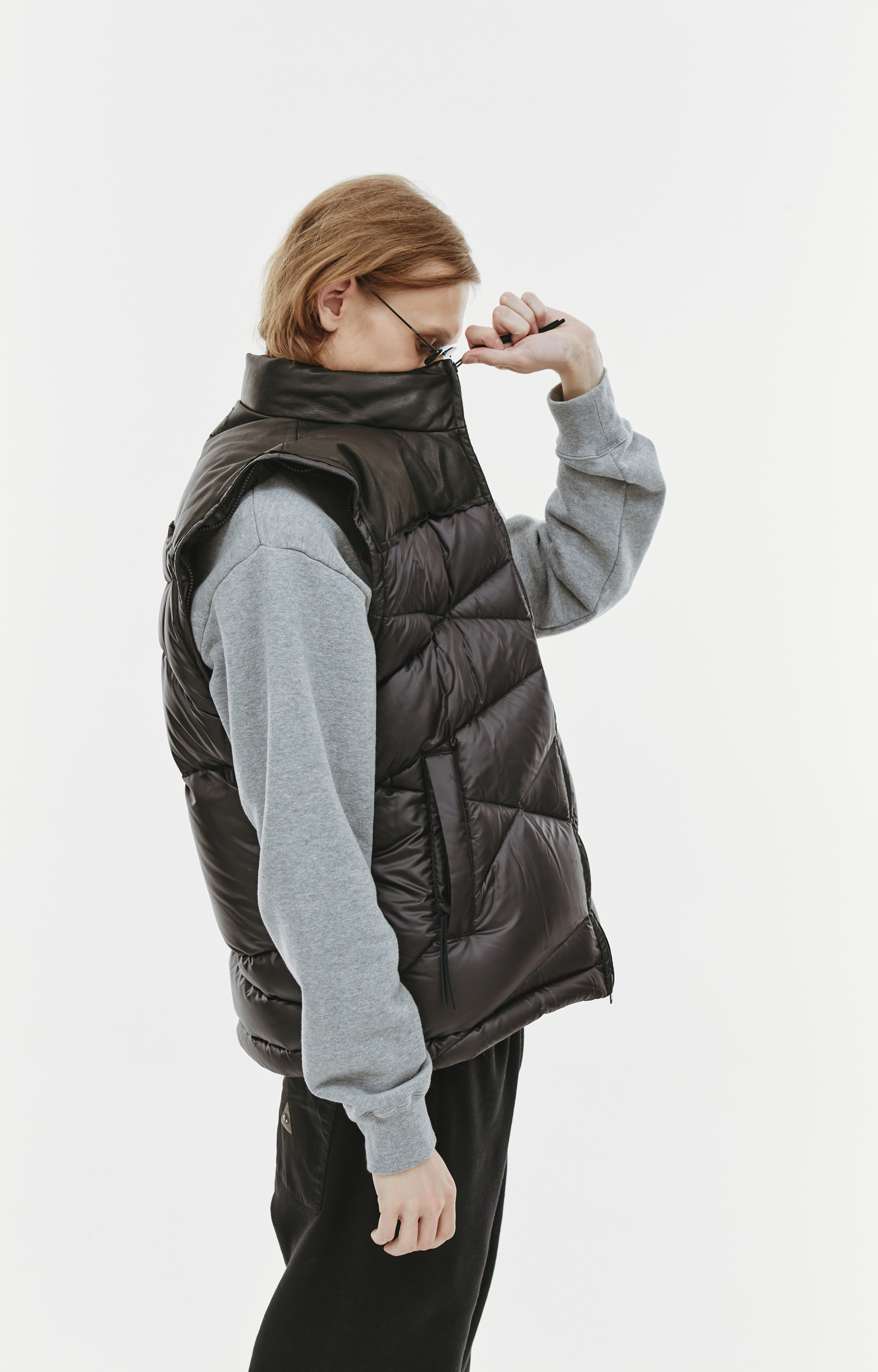 Undercover Стеганый пуховик с кожаной отделкой