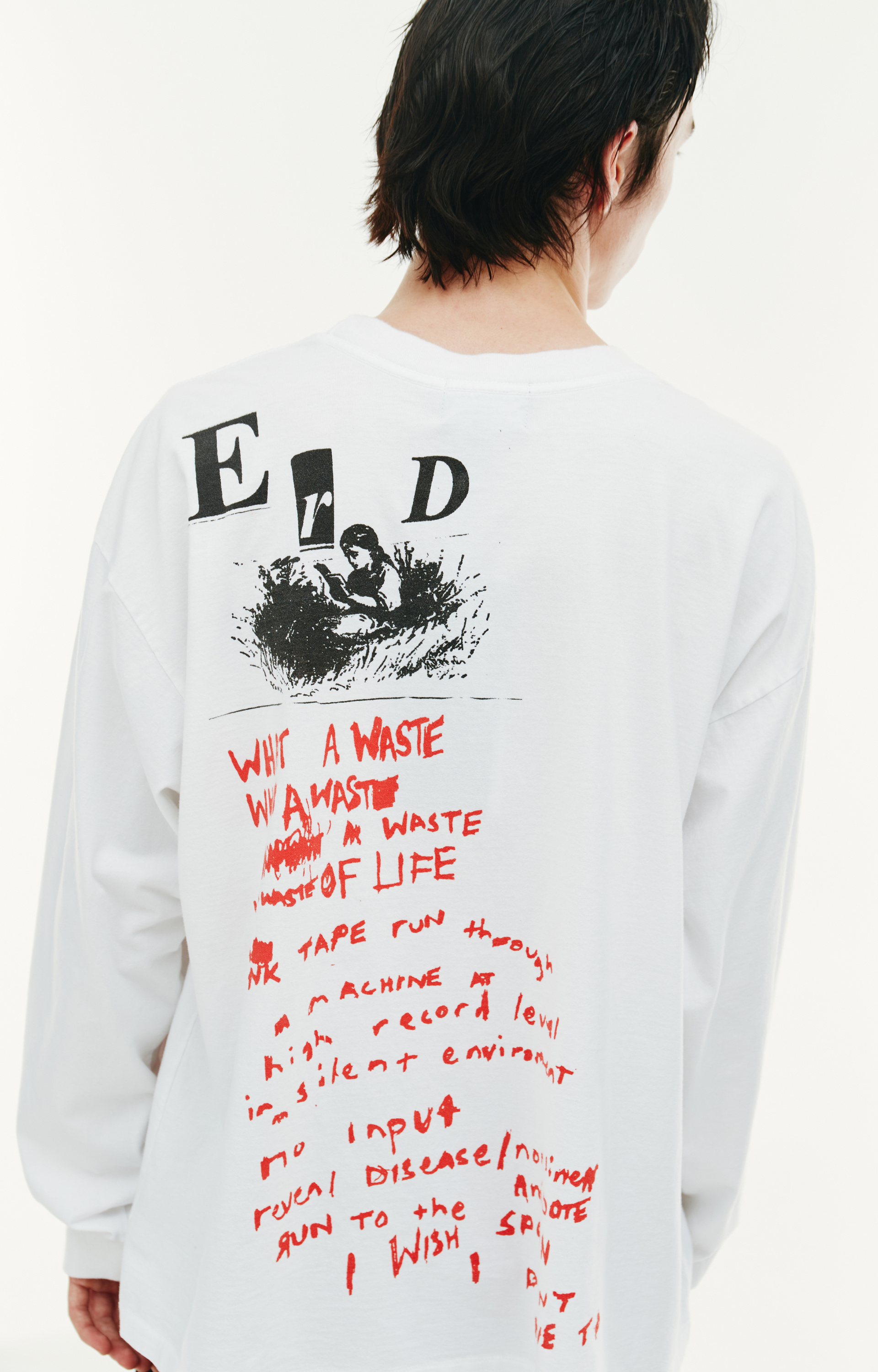 Enfants Riches Déprimés Лонгслив-010/618 принт ребенок красит на груди и ребенок читает книгу на спине бел